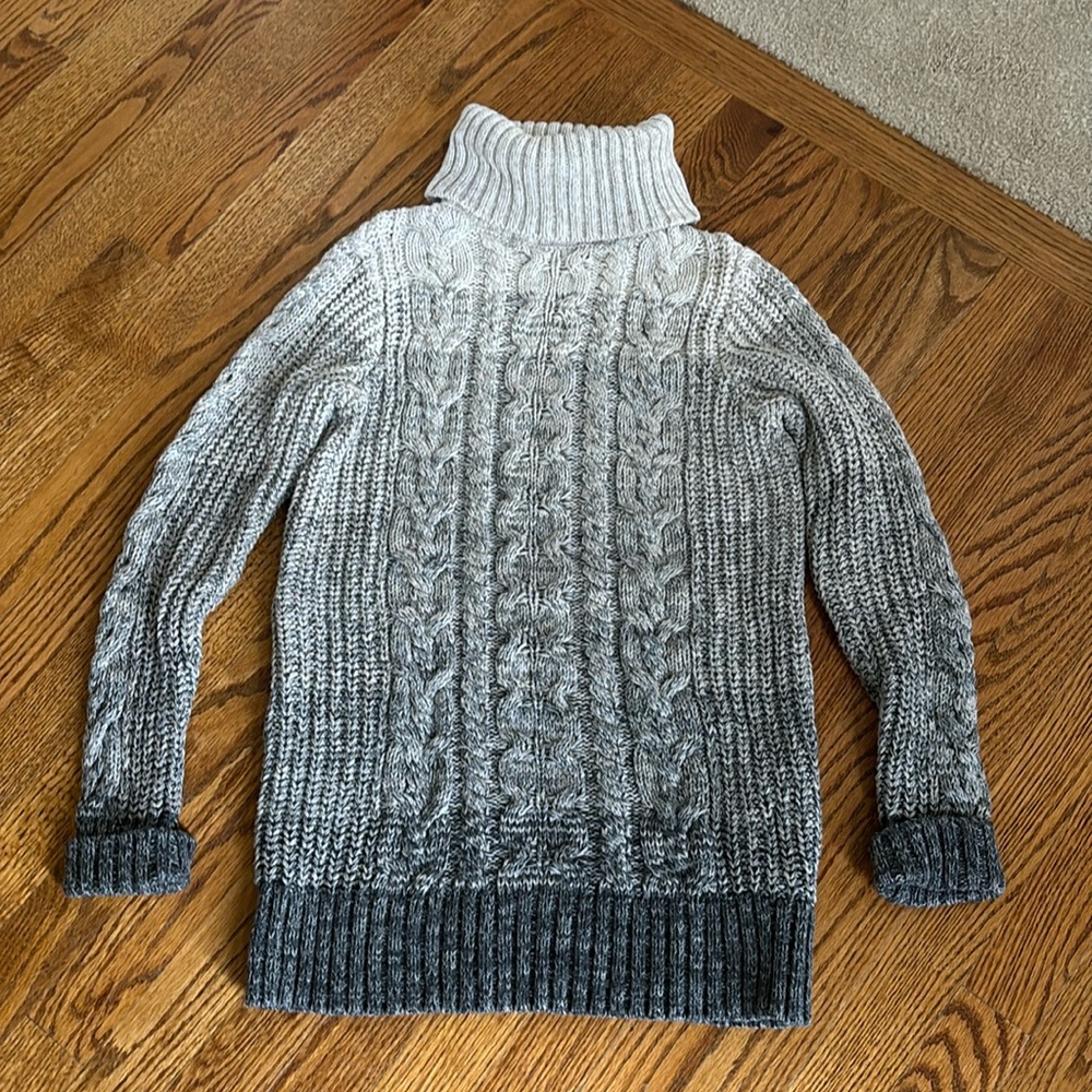 EUC Gap cotton turtleneck sweater. Size small